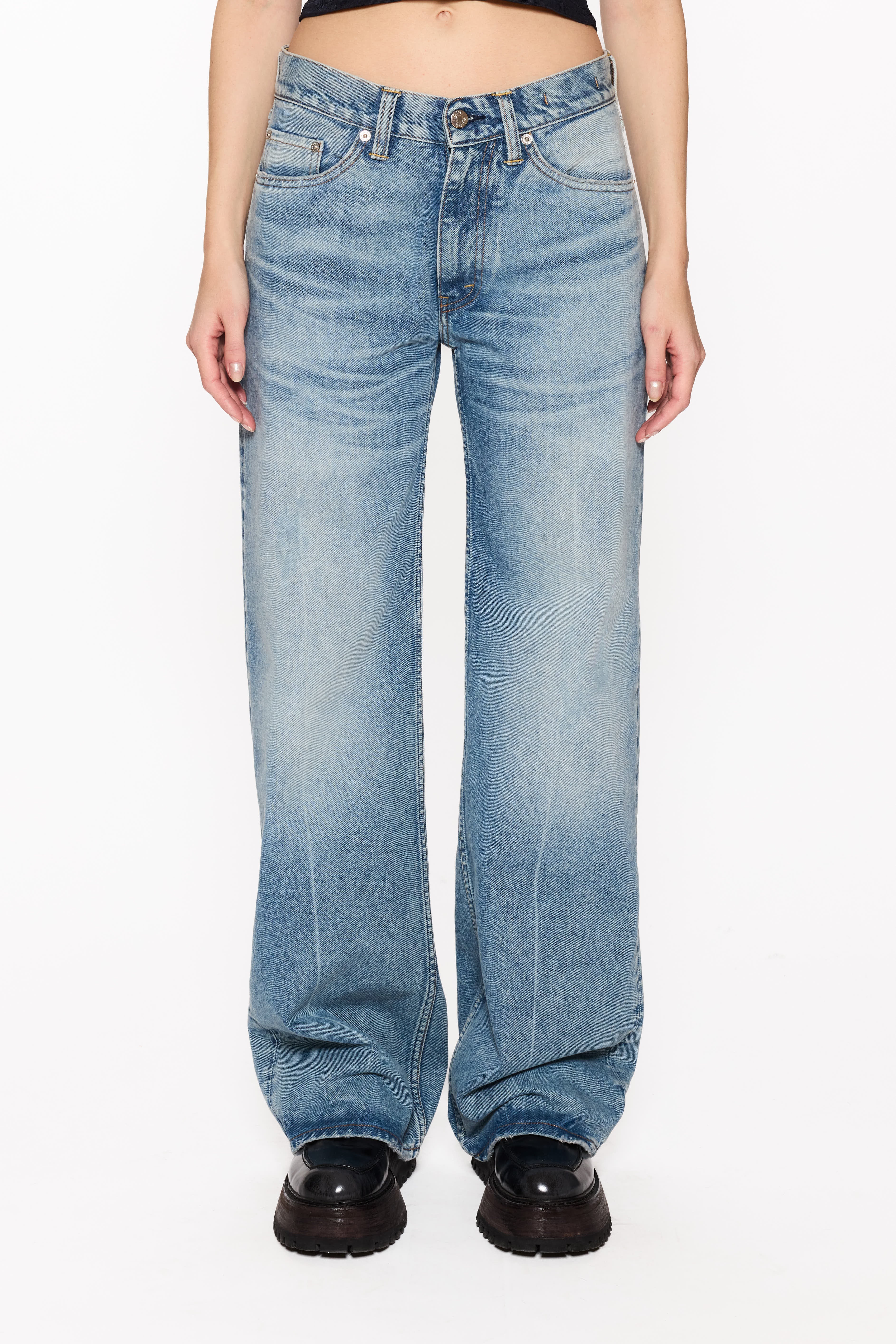 Low-Waist Wide-Leg Jeans - Image 4