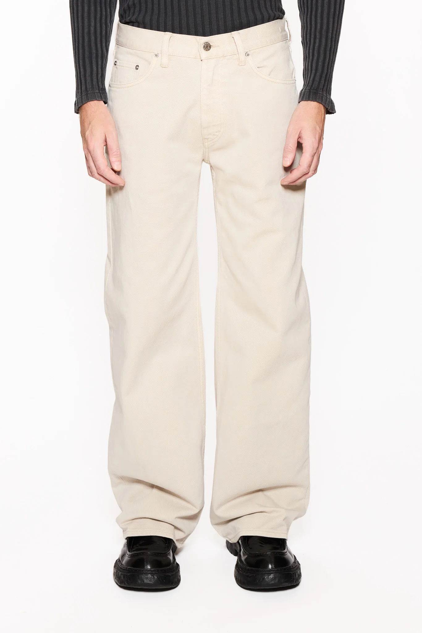 Low-Waist Wide-Leg Jeans - Image 4